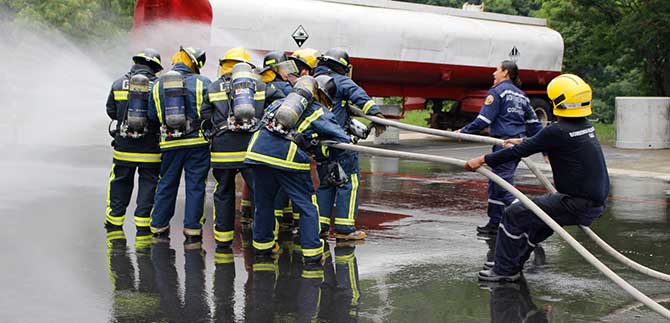 Periodistas se pusieron los zapatos de los bomberos voluntarios de Cali