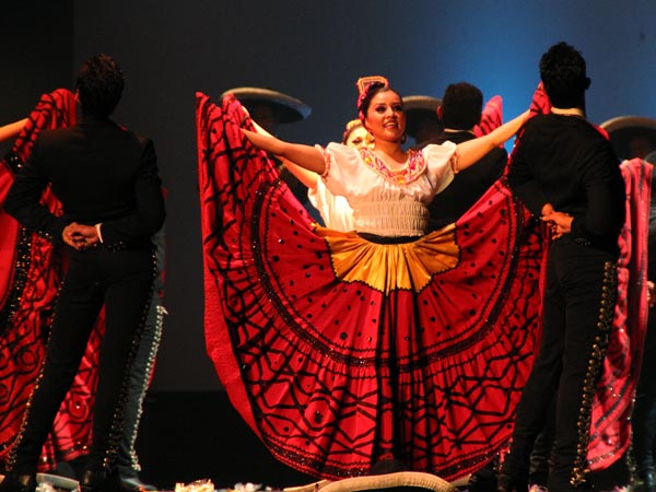 Colorido, msica y espectacular coreografa mexicana inaugur la 1 Bienal Internacional de Danza de Cali