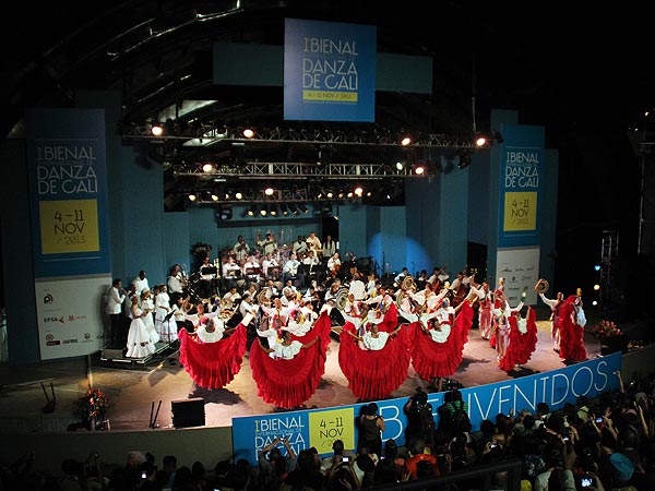 Bailando y cantando culmin la 1 Bienal Internacional de danza de Cali