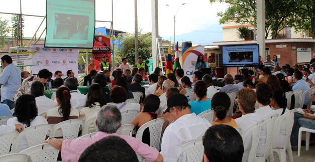 Gobierno cale�o particip� en cabildo abierto y escuch� a la comuna 11