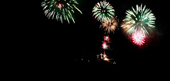 Cale�os recibieron el 2014 con lluvia multicolor