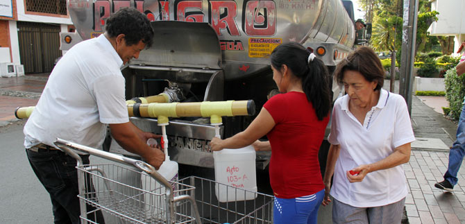 En la comuna 17 de Cali, residentes se prepararon para el corte de agua