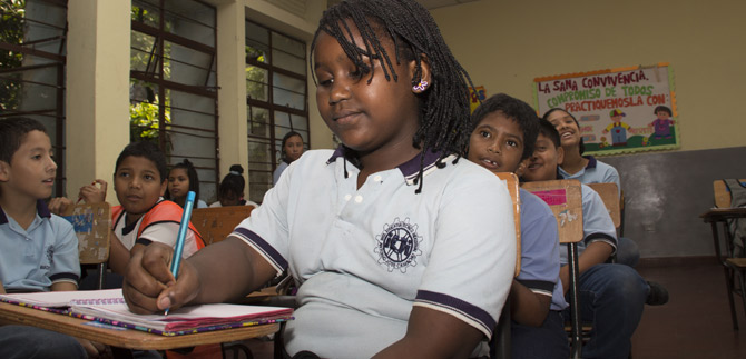 Secretar�a de Educaci�n entrega modernos pupitres, este martes