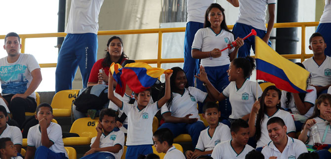 Ni�os de colegios oficiales de Cali hicieron barra en el Mundial de Ciclismo