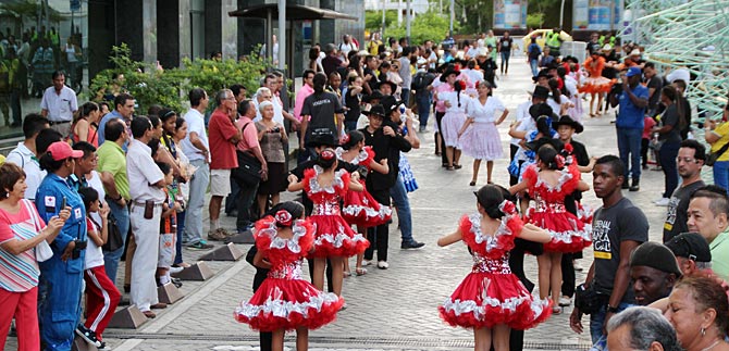 Con Jorop�dromo, cale�os disfrutaron noche de la Bienal Internacional de Danza