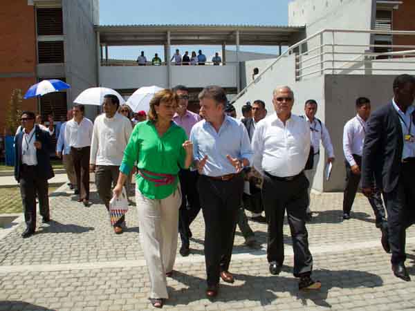 La instituci�n educativa Isa�as Duarte Cancino impresion� al presidente Santos
