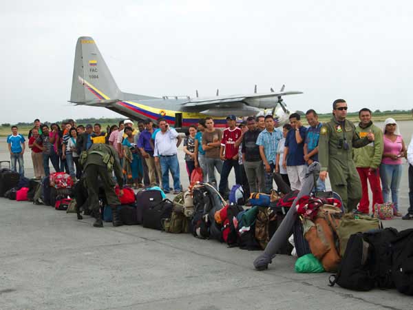 Viajeros regresan a sus hogares por gesti�n de la Alcald�a con la Fuerza A�rea Colombiana