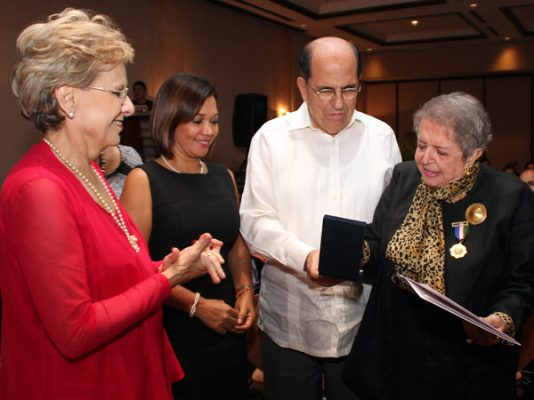 Reconocimiento a docente por 30 a�os de trayectoria y aporte al desarrollo de la ciudad