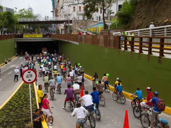 Orgullosos, los cale�os recorrieron el t�nel de la Av. Colombia y el Bulevar en la Ciclovida