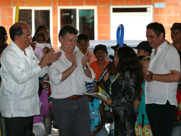 El presidente Santos, Minvivienda y el Alcalde entregaron las primeras casas gratuitas en Cali