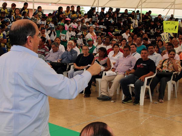 El Alcalde y su gabinete dialogaron con habitantes de la Comuna 6 en el consejo comunitario