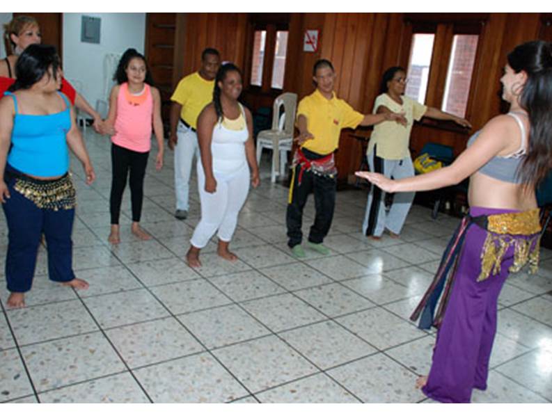 Poblaci�n con discapacidad baila danza �rabe en taller ofrecido en la sala Jorge Luis Borges del Centro Cultural de Cali