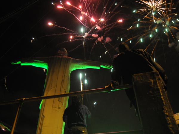 Cale�os se emocionaron por los fuegos artificiales que iluminaron los cerros tutelares
