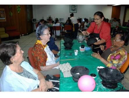 La Secretar�a de Cultura de Cali ofrece un taller de manualidades para poblaci�n con discapacidad