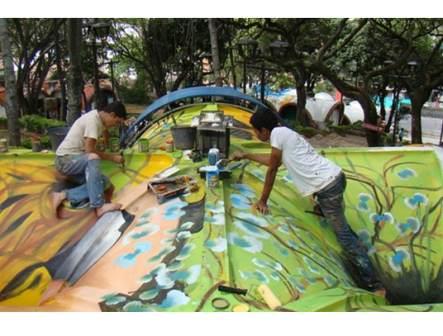 El color se toma la Loma de la Cruz