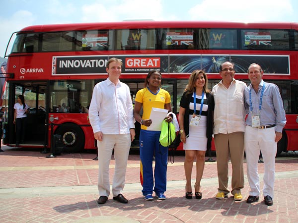 El emblem�tico bus rojo de Londres rueda por Cali, a pocas horas de los World Games