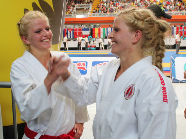 Unas gemelas de ojos verdes que ven y sienten el cari�o de un pueblo mundial llamado Cali: son las deportistas de ju jitsu por Austria