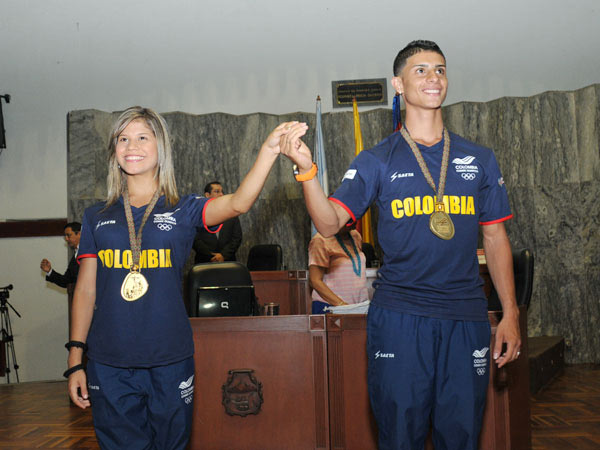 Campeones mundiales de baile deportivo recibieron medalla Cruz de oro