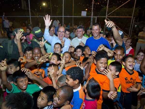 Alcalde y Secretario de Gobierno entregaron cinco parques con luz d�a en la comuna 18