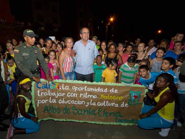 Al estilo cale�o, habitantes de Altos de Santa Elena recibieron al mandatario Cali durante la entrega de parques con iluminaci�n blanca