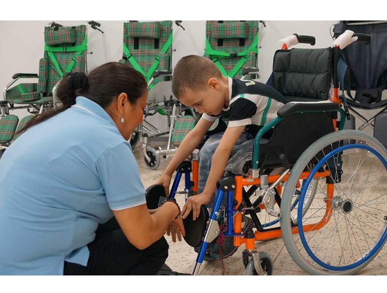 Secretar�a de Bienestar Social entreg� sillas de ruedas a instituciones