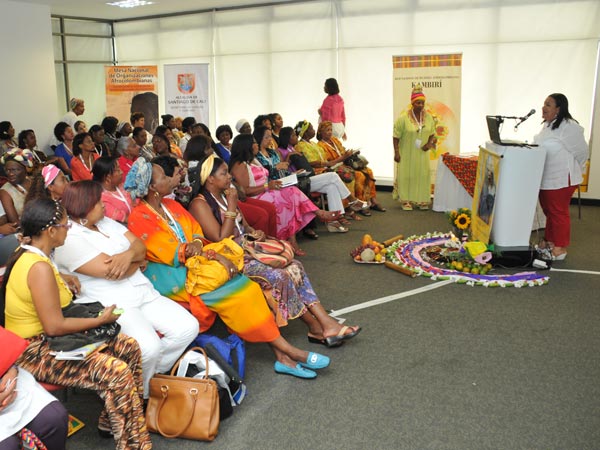 Encuentro de mujeres abri� la discusi�n en la Cumbre Afro