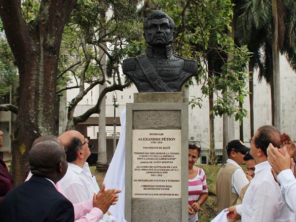 El busto del general Petion se inmortaliza en el Paseo de la Avenida Colombia