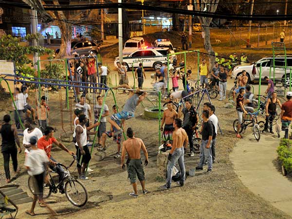 Nueva iluminaci�n en parques de la comuna 13 mejora convivencia y seguridad