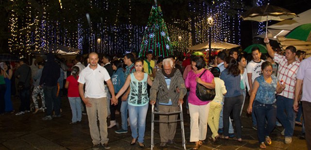 Cale�os en familia vivieron con emoci�n el primer d�a del alumbrado