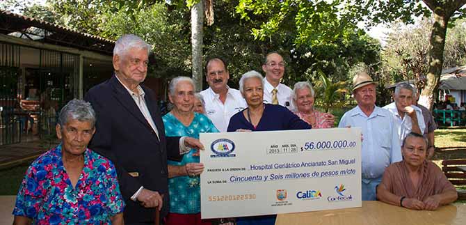 Autos Antiguos entreg� donaci�n de $56 millones al Ancianato San Miguel
