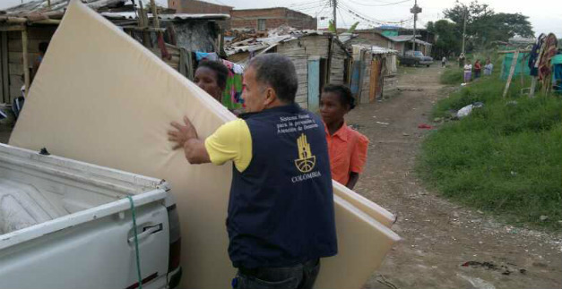 Entregan ayudas humanitarias a damnificados por incendio de colchoner�a