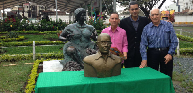 Exhiben busto al maestro Jairo Varela junto a la Negra del Chontaduro, en el Club San Fernando