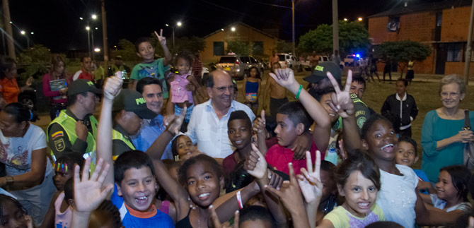 Administraci�n cale�a entreg� nuevos parques con luz blanca, en la comuna 21