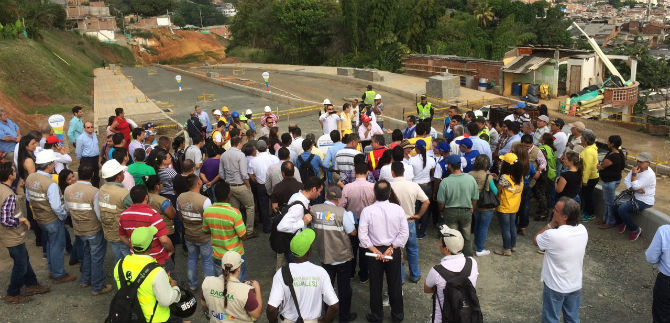 Infraestructura construye nuevas v�as y recupera otras en la comuna 18