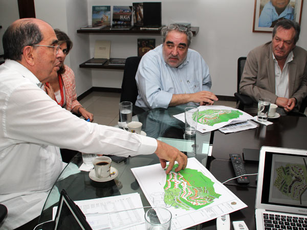 El ganador del premio de arquitectura m�s importante del mundo orienta a la Alcald�a en planes para recuperar los cerros