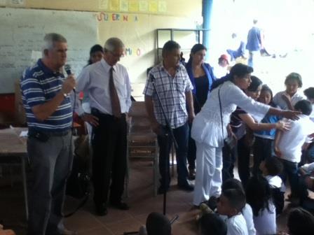 La instituci�n educativa Villacarmelo cuenta con nuevo mobiliario escolar y mejoras