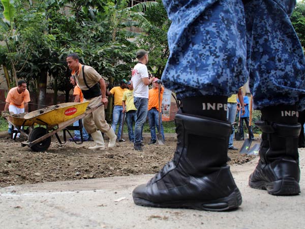 Reclusos de Villahermosa se resocializan, haciendo bacheos en las calles