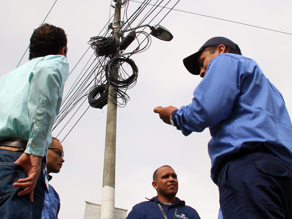 Avanza concertaci�n con cableoperadores para desmontar cables en el sur de Cali