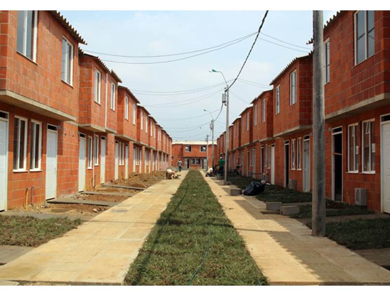 1.400 millones para reforzar seguridad en viviendas gratuitas de las comunas 15 y 18