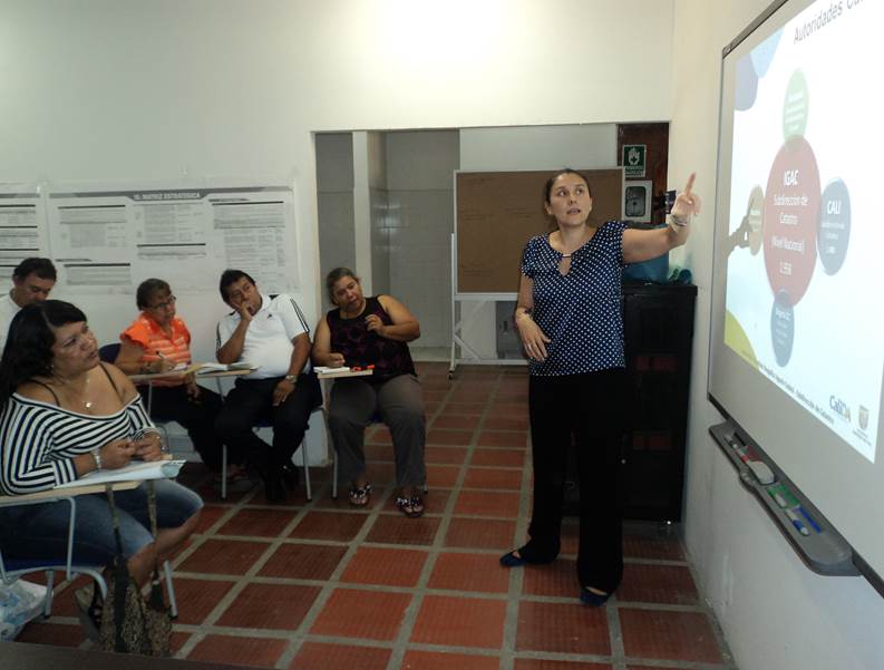 Catastro sigue socializando censo inmobiliario en cinco Comunas