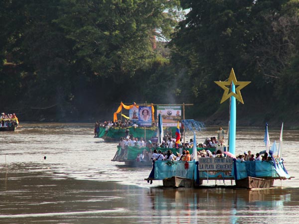 Cantos de tambor en homenaje a la Virgen en el recorrido por el r�o Cauca