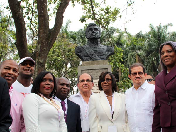 Se devel� el busto del general Alex�nder Peti�n en el Paseo de la Avenida Colombia
