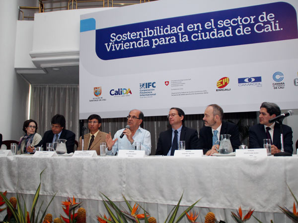 Cali firma convenio con entidades internacionales para promover ahorro de energia y agua en nuevos edificios
