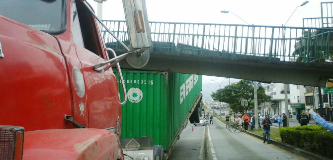 En choque de tractocami�n hubo caso omiso a las normas y avisos de tr�nsito