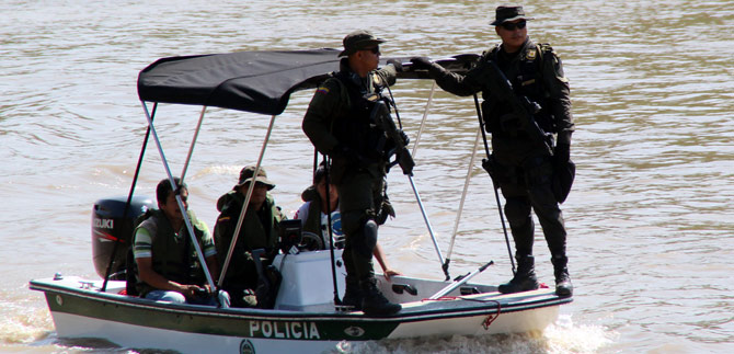 Con patrullajes en el r�o Cauca se combatir�n bandas de tr�fico de armas y drogas