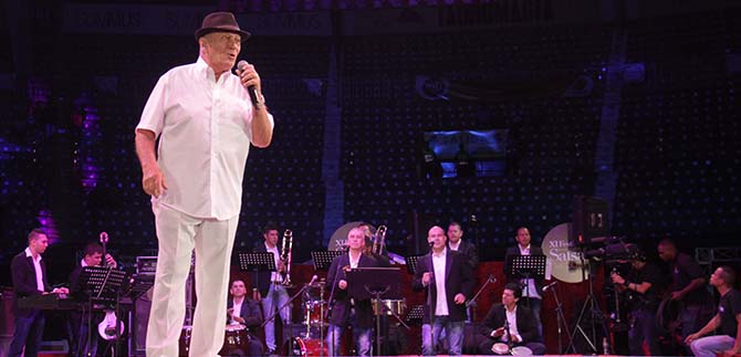 Adalberto Santiago convers� con los cale�os y cant� su vida y obra en el Festival Mundial de Salsa