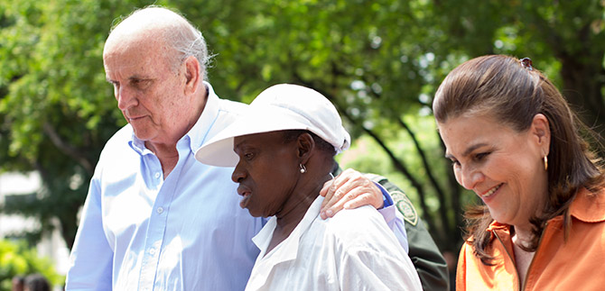Alcald�a entreg� permisos a vendedores ambulantes para su labor en trayectos del alumbrado