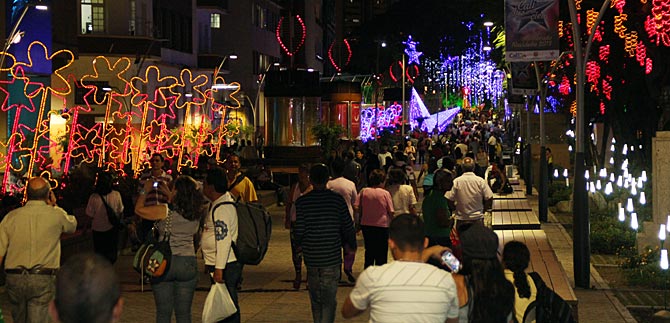 Esferas de Navidad encienden luces este 13 de diciembre, a las 7:00 p.m.