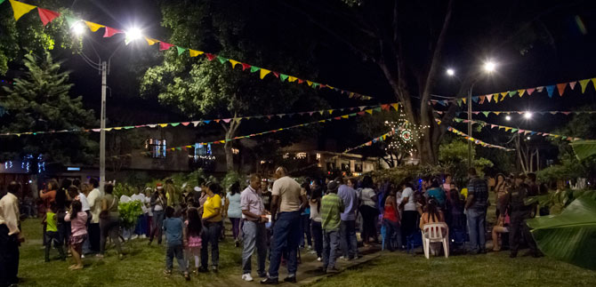 Alcalde y Secretario de Gobierno comparten la novena de Navidad en los parques