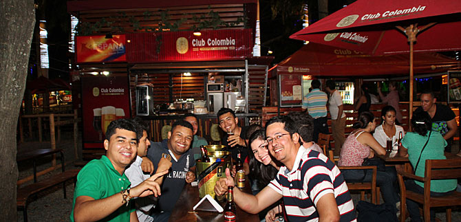 A la alegra de caleos y turistas, las tascas abrieron sus puertas